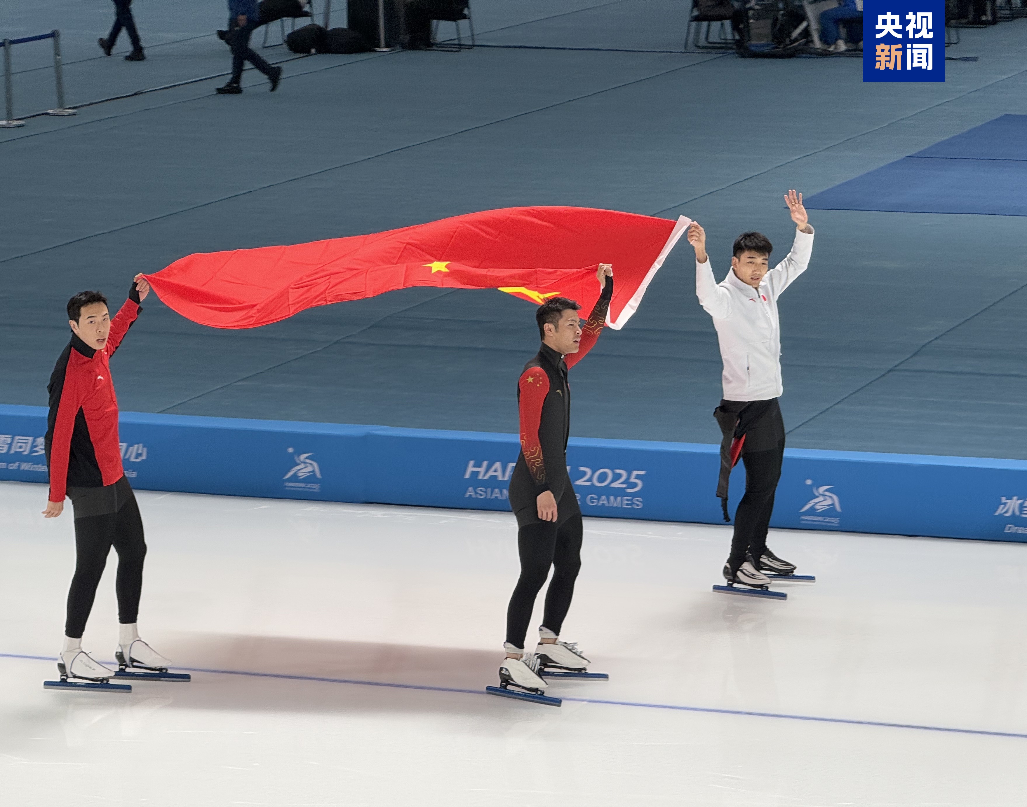 短道速滑队员团体比赛勇夺银牌 短道速滑队员团体比赛勇夺银牌