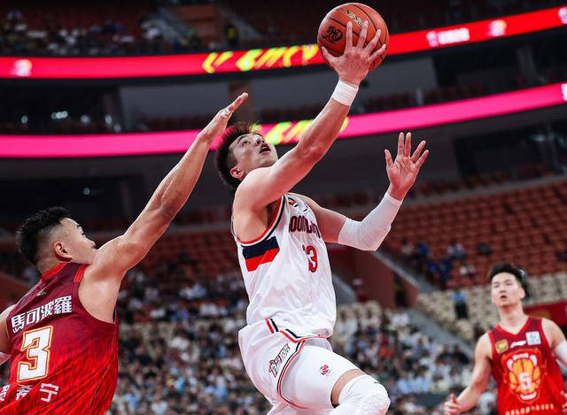 广州男篮客场失利，深圳队获得胜利